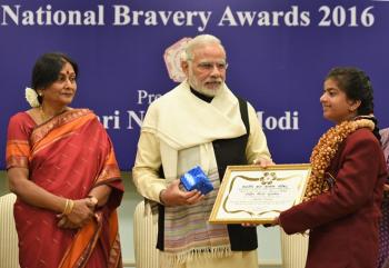 PM Presents National Bravery Awards 2016 to the children in New Delhi on January 23 2017